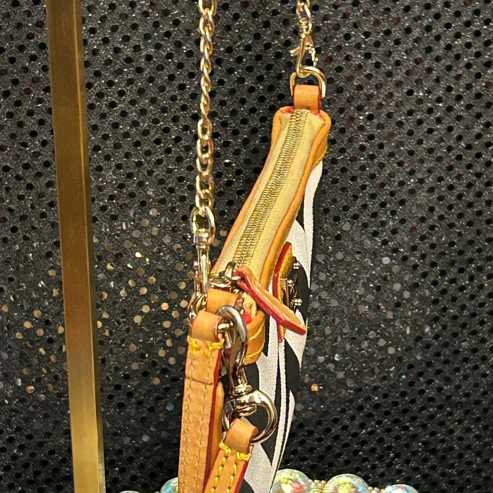 Dooney & Bourke Chevron Large Slim Chevron Wristlet Approx. 8x5 - Picture 7 of 14